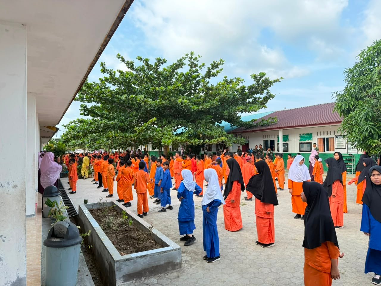 Pererat Kebersamaan, Satgas TMMD Ke-129 Gelar Senam Bersama dan Aksi Bersih Sekolah di SDIT An-Nahl