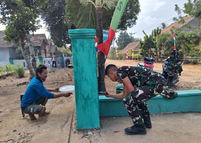 Melalui Pengecatan : Satgas TMMD Ke-129 Percantik Kantor Balai Desa Baru Raharja