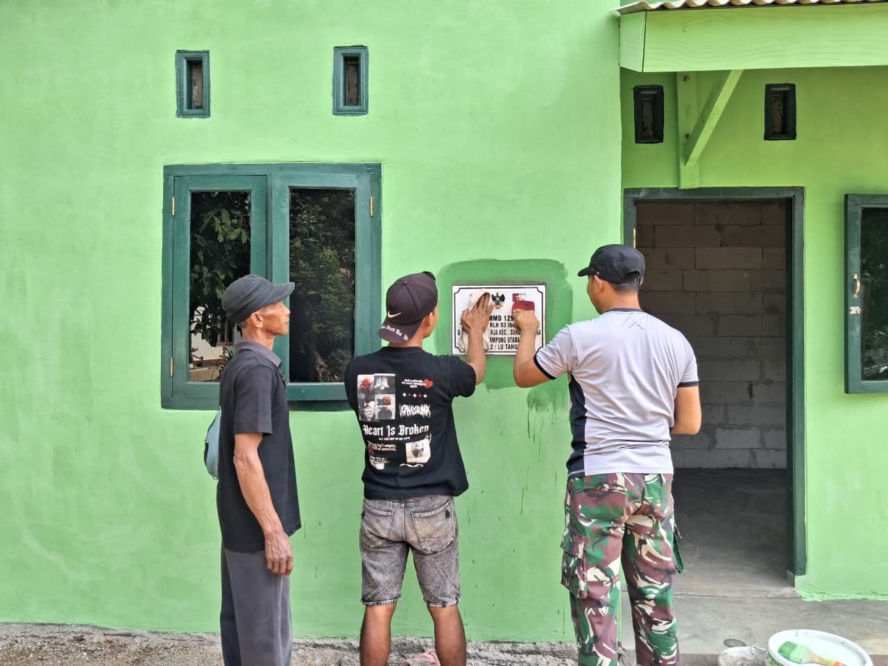 Satgas TMMD Ke-129 Ukir Jejak Pengabdian Melalui Prasasti RTLH di Desa Baru Raharja