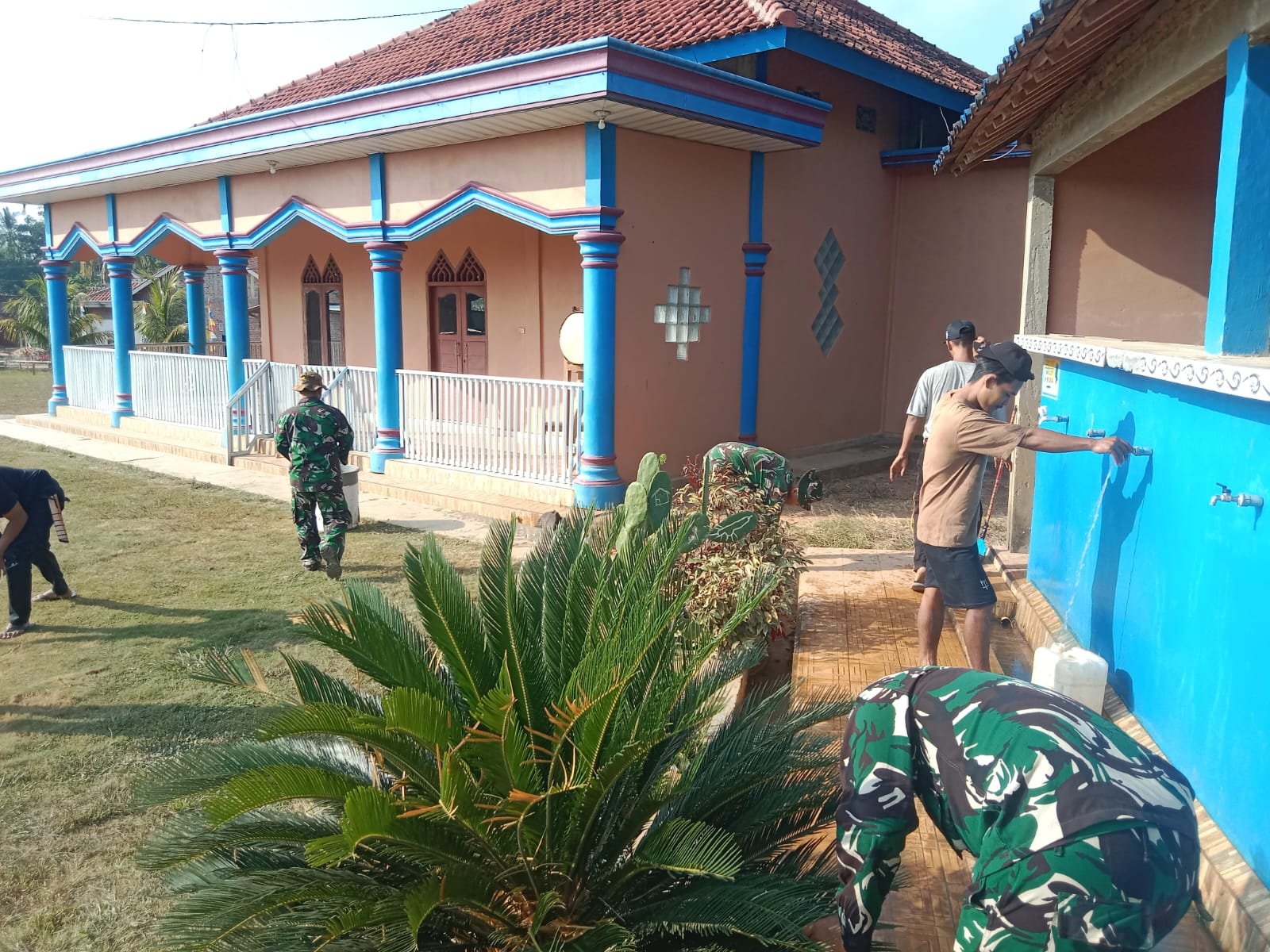 Sinergi TNI dan Warga, Satgas TMMD ke-129 Kodim 0412/Lampung Utara Sulap Masjid Nurul Iman Jadi Asri.