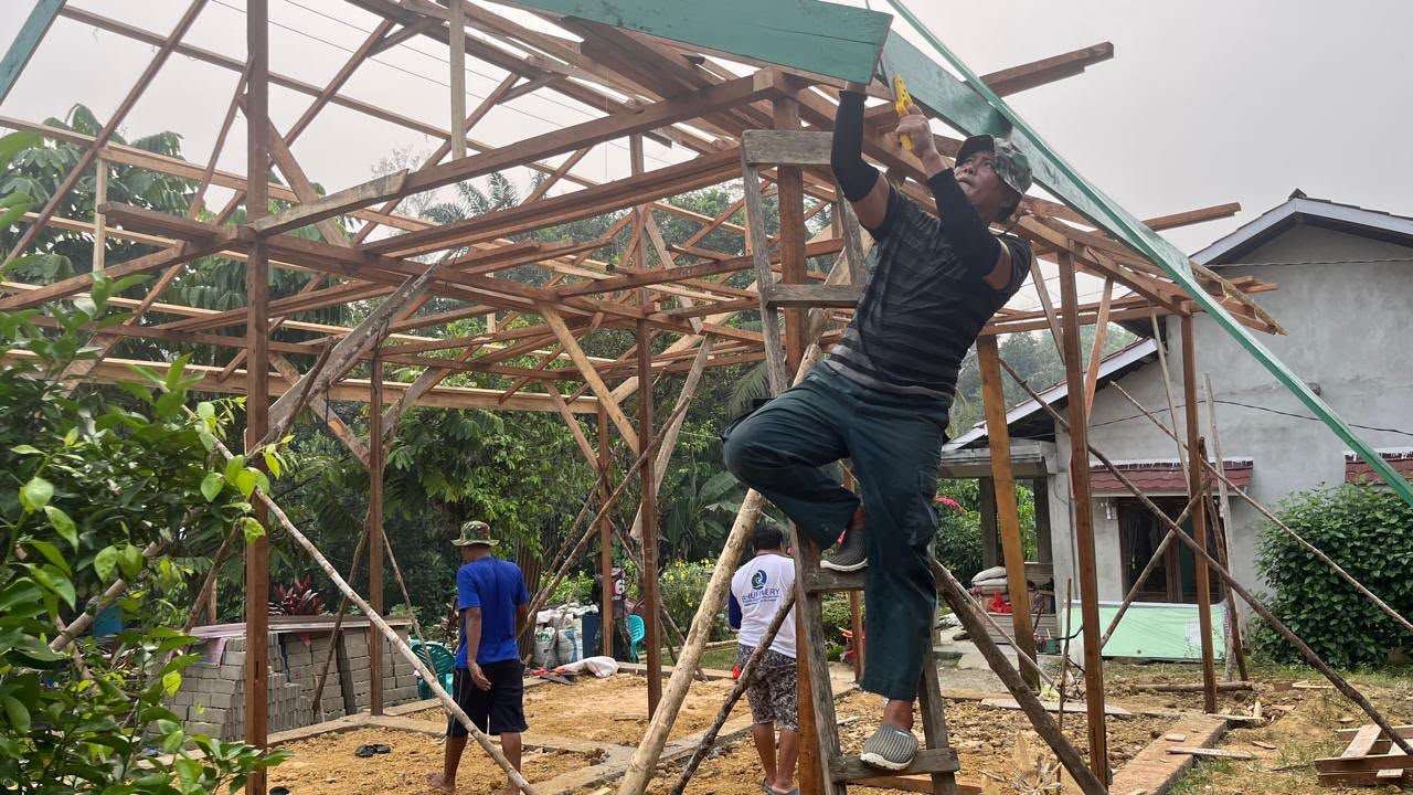 Satgas TMMD ke-130 Lanjutkan Proyek RTLH Usai Selesainya Tiang Pembangunan