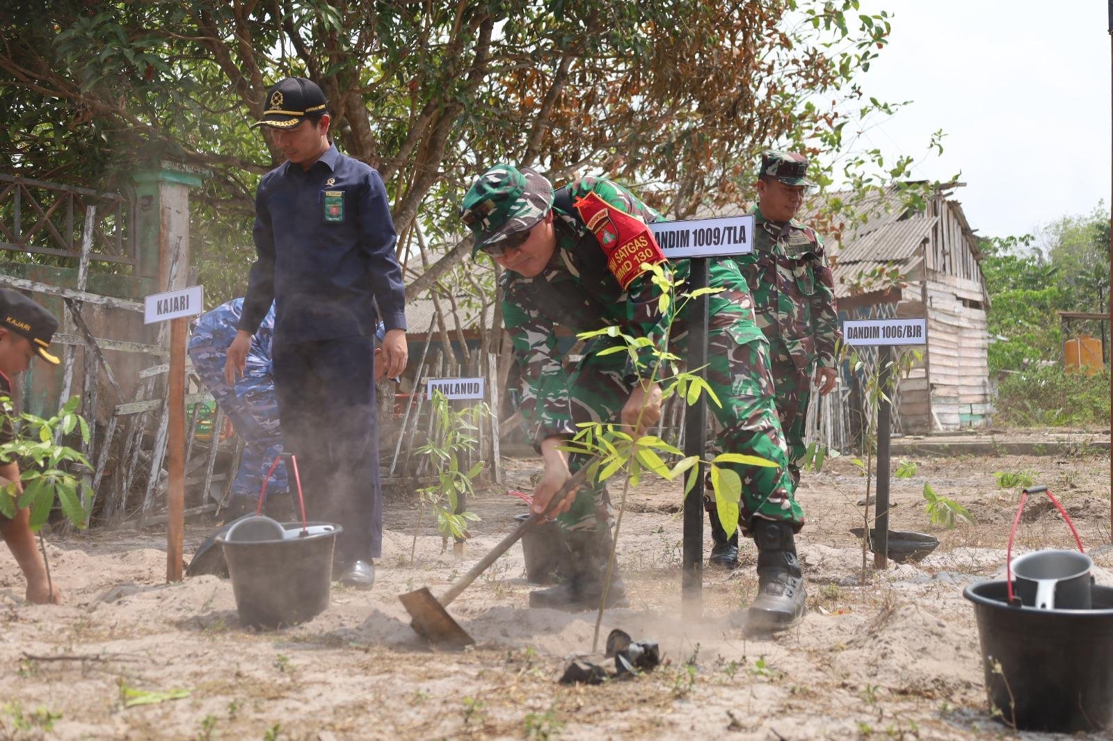 Kepedulian TNI terhadap lingkungan ditunjukkan melalui penanaman pohon TMMD ke-130