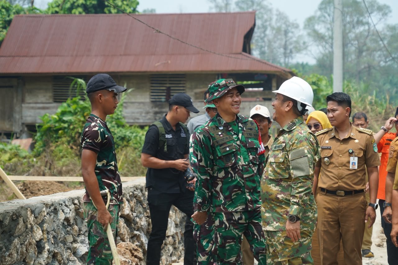 Bupati Irwan Kunjungi Pembangunan TMMD ke-130 di Parumpanai bersama TNI