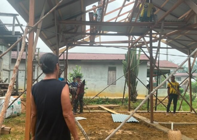 Kehangatan Kebersamaan: Satgas TMMD Membangun Rumah Bu Suhanim dengan Cinta