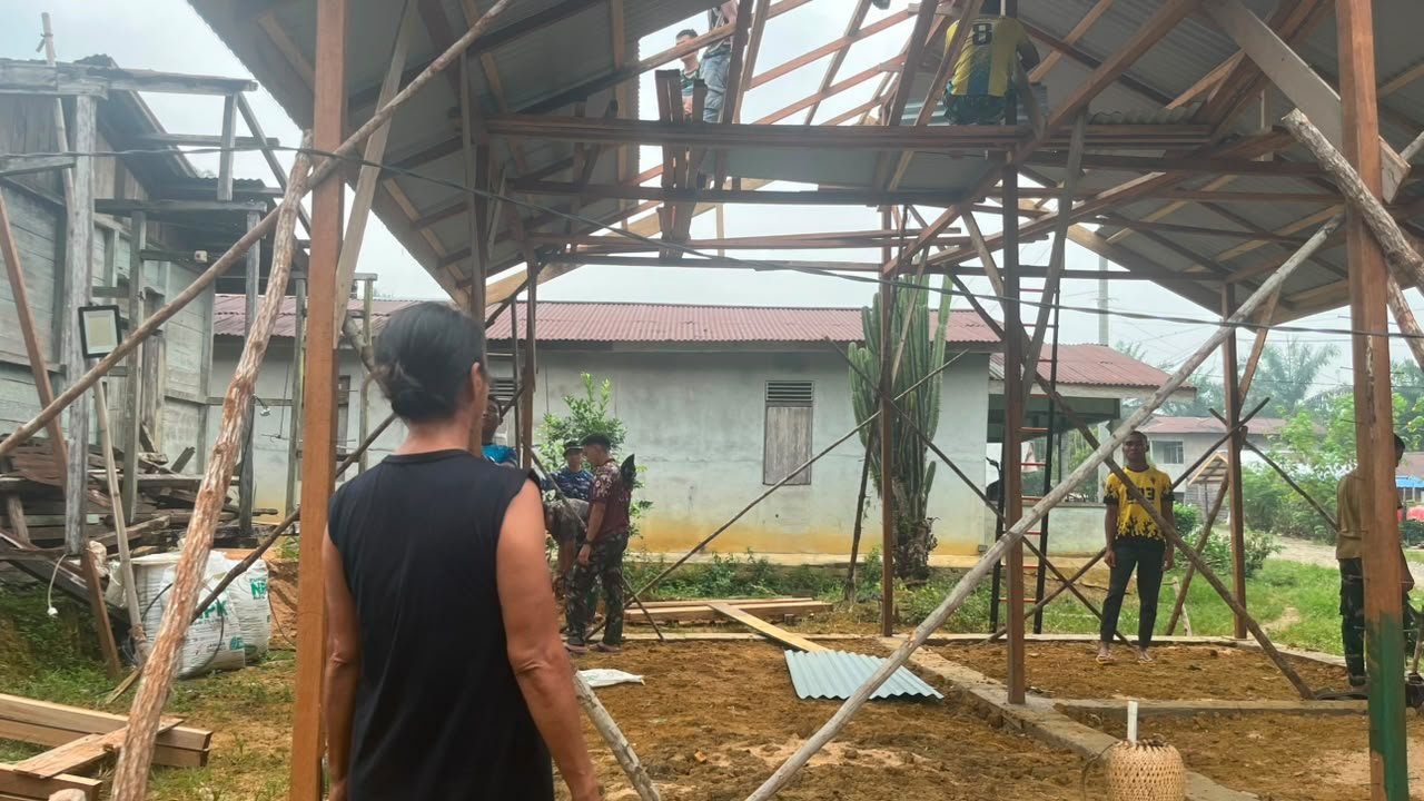 Kehangatan Kebersamaan: Satgas TMMD Membangun Rumah Bu Suhanim dengan Cinta
