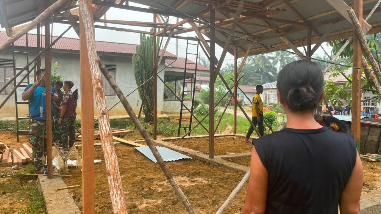 Keterlibatan Masyarakat dalam Pembangunan Rumah Bu Suhanim di TMMD Ke-130