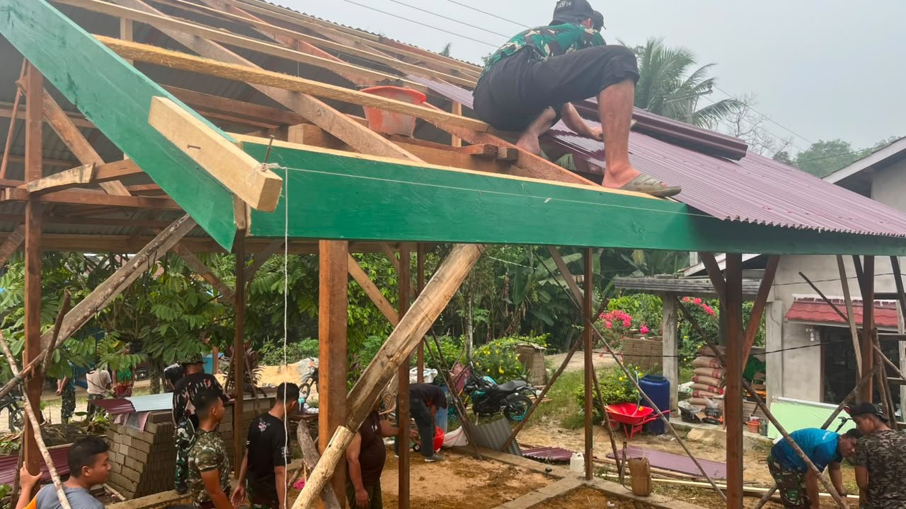 Prajurit TNI Bawa Semangat Baru dalam Pembangunan Rumah Bu Suhanim