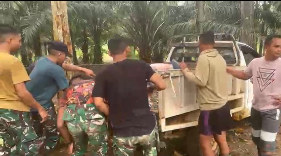 Memastikan Kelancaran Proyek, Satgas TMMD Kodim 1210/Landak Angkut Material Bersama