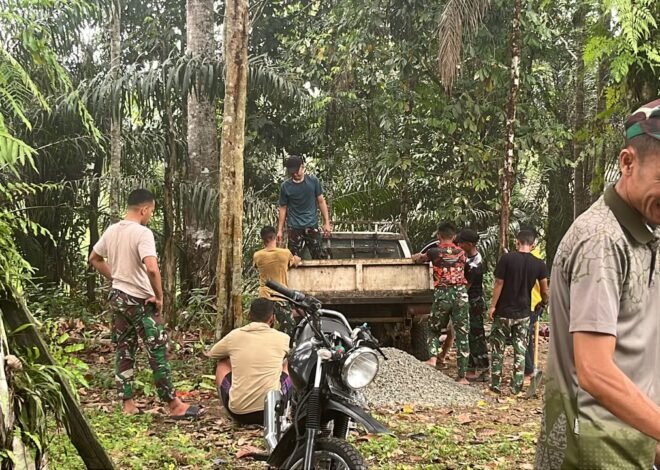 Bersatu dalam Semangat, Prajurit TMMD Ke-130 Kodim 1210/Landak Angkut Material Pembangunan