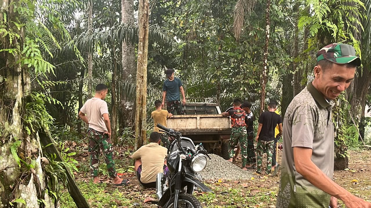 Bersatu dalam Semangat, Prajurit TMMD Ke-130 Kodim 1210/Landak Angkut Material Pembangunan