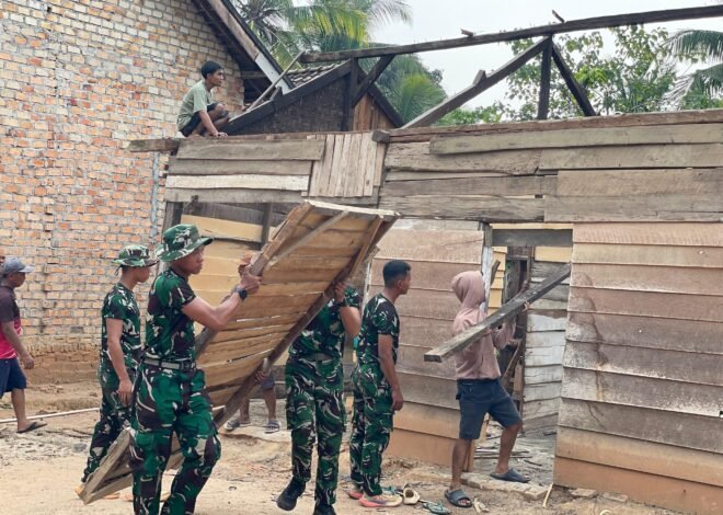 TNI Gotong Royong Renovasi Rumah Tidak Layak Huni untuk Warga Gianto