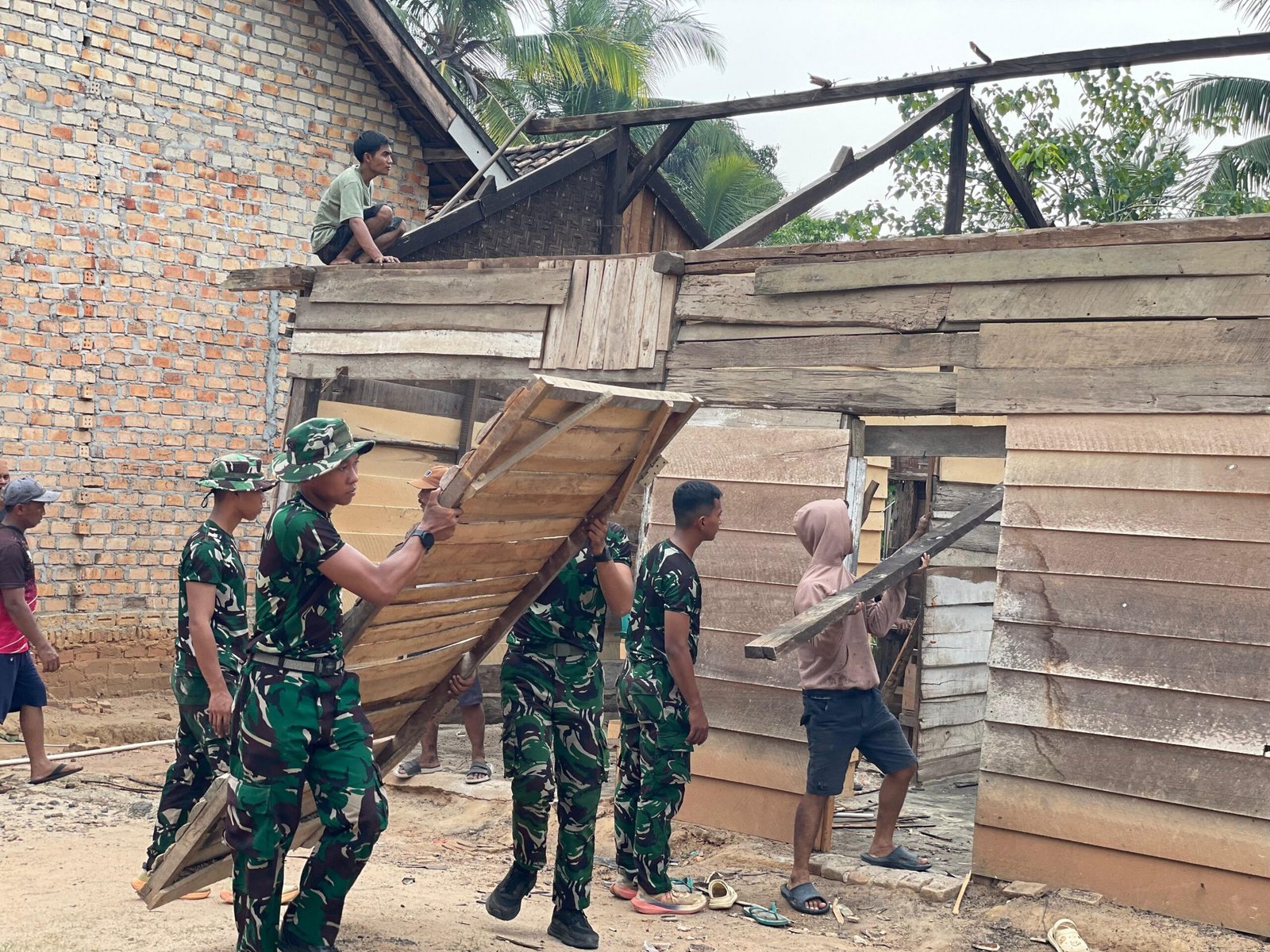TNI Gotong Royong Renovasi Rumah Tidak Layak Huni untuk Warga Gianto