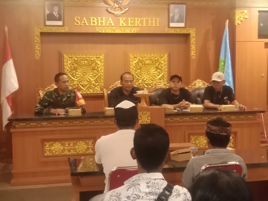 Evaluasi Kinerja Linmas Desa Tojan dalam Rapat Persiapan Pilkel