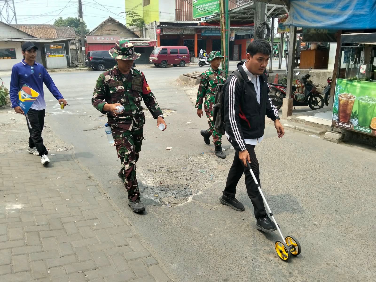 Sinergi TNI dan Bina Marga Lakukan Pengukuran Jalan TMMD di Sumur Bandung