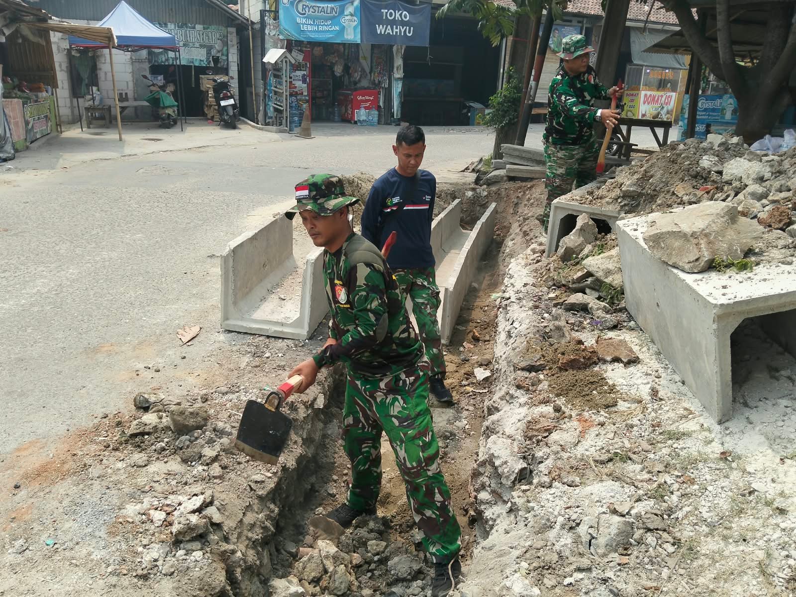 Pembangunan Infrastruktur Desa: Gali Parit untuk Sistem Drainase yang Lebih Baik