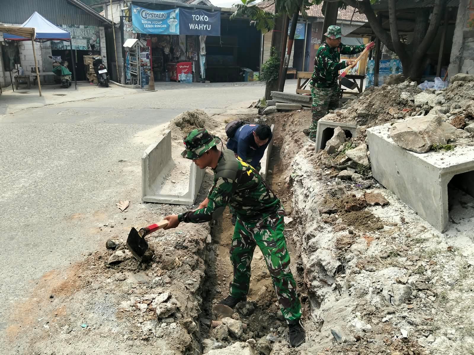 Pemberdayaan Masyarakat Melalui Penggalian Parit di Sumur Bandung oleh TMMD
