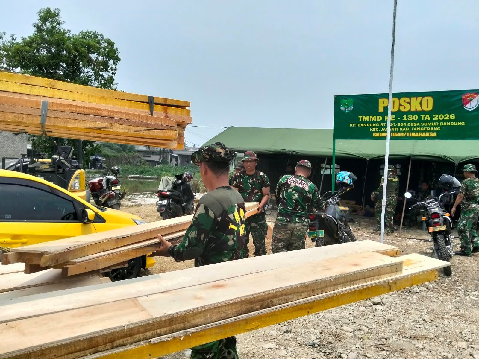 Dukungan TNI dalam Mobilisasi Material Percepat Pembangunan Desa Sumur Bandung