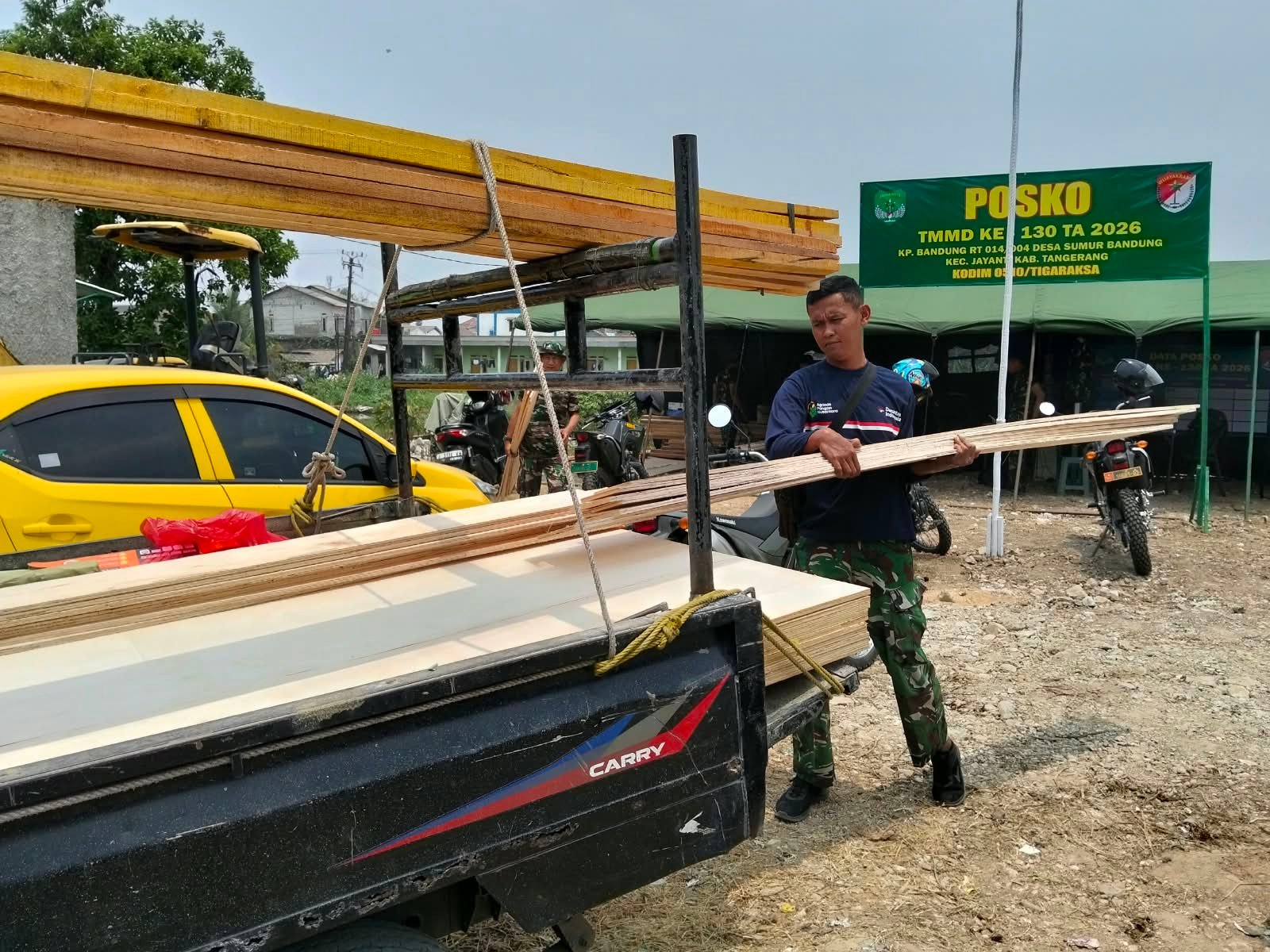 Satgas TNI TMMD ke-130 Sukses Mobilisasi Material untuk Pembangunan Desa