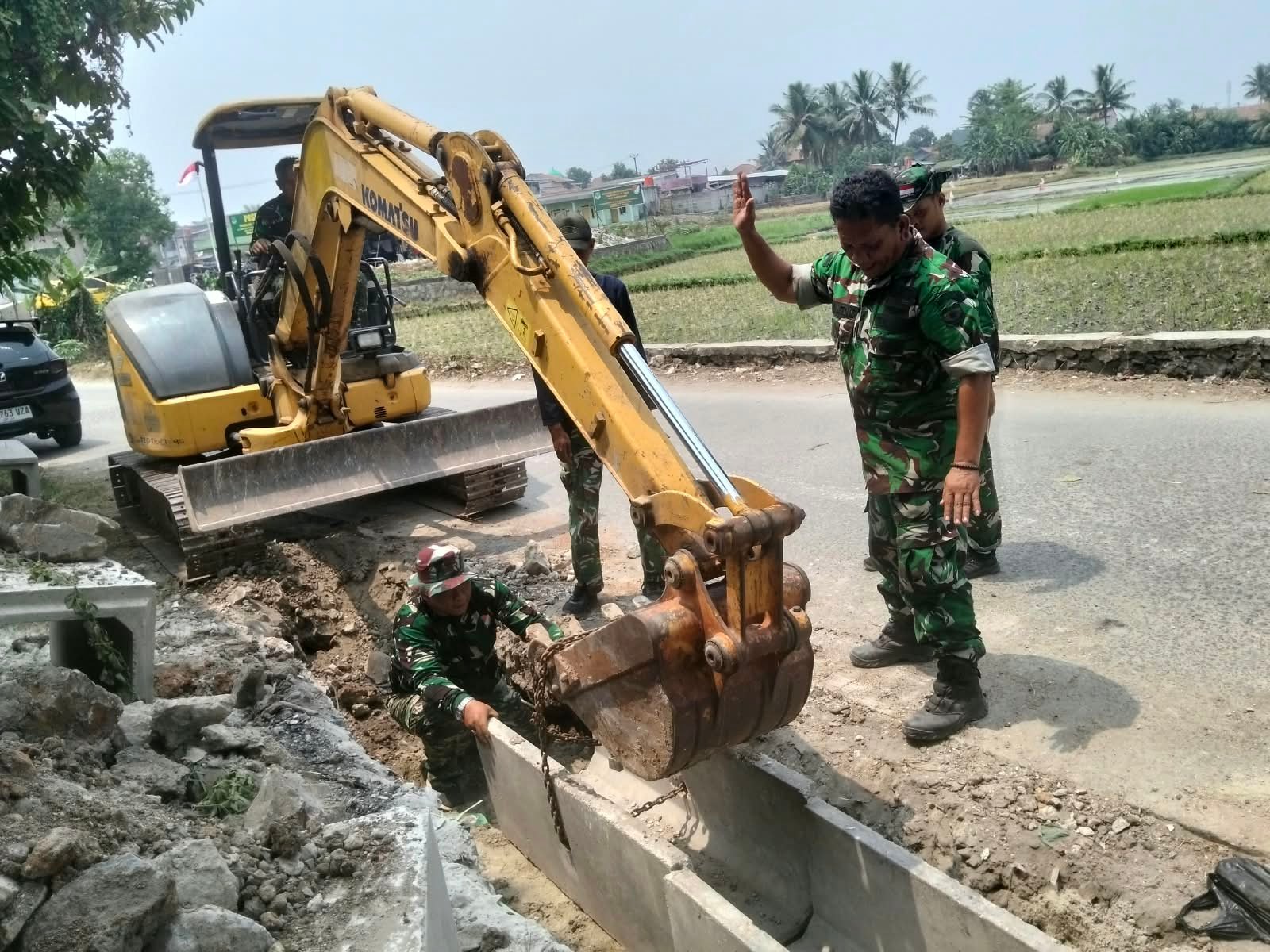 Pembangunan Sistem Drainase Desa Sumur Bandung Melalui U-Ditch oleh Satgas TMMD
