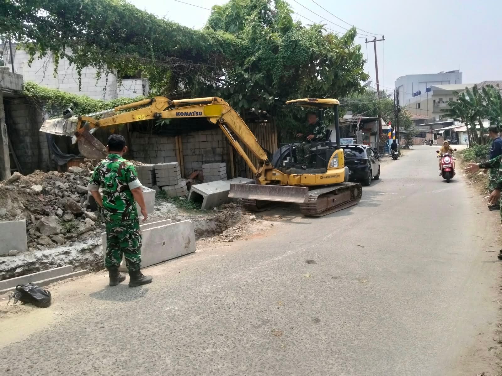 Hadirkan Solusi Drainase, Satgas TMMD Bangun U-Ditch di Desa Sumur Bandung