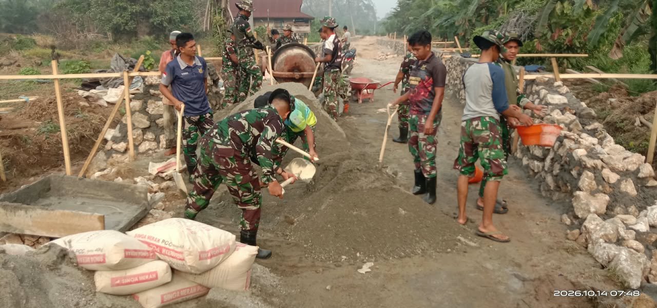 Masyarakat Parumpanai Bersinergi dengan TNI Perdengarkan Kerja Keras Pembangunan Jalan