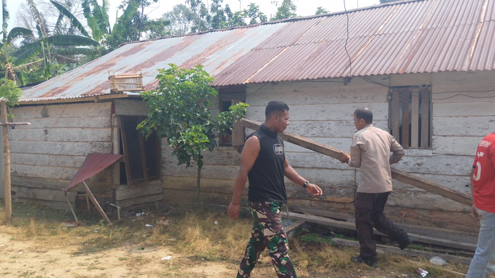 Rehabilitasi Rumah Arianto di Desa Soe Memperkuat Kebersamaan TNI dan Warga
