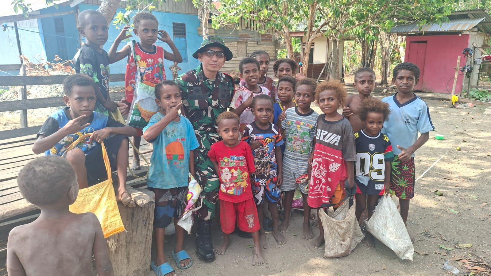 Dandim 1808/Mansel Berinteraksi dengan Anak Yamboi, Ciptakan Kedekatan TNI dan Masyarakat