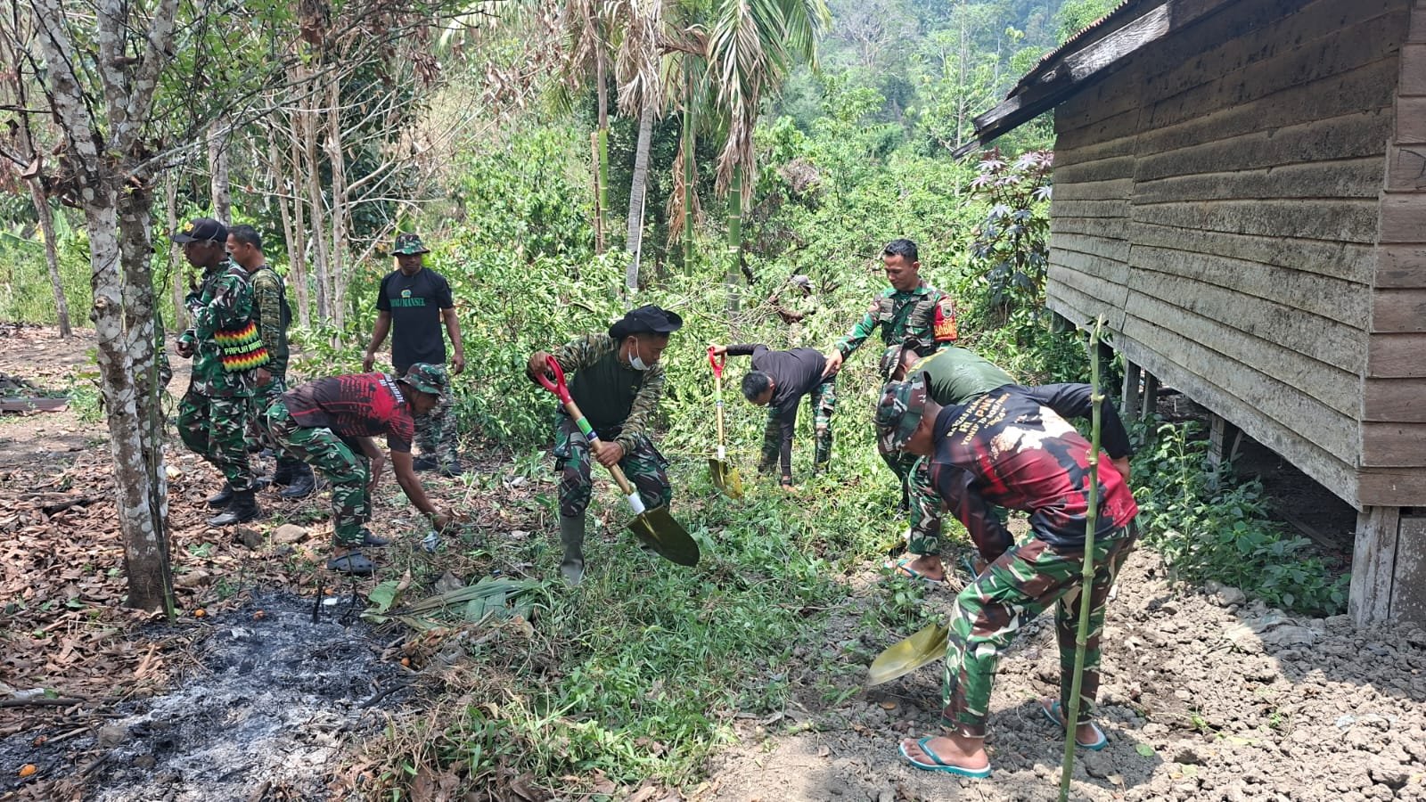 Kemanunggalan TNI dan Warga Bersihkan Lahan untuk Fasilitas Sanitasi Sehat