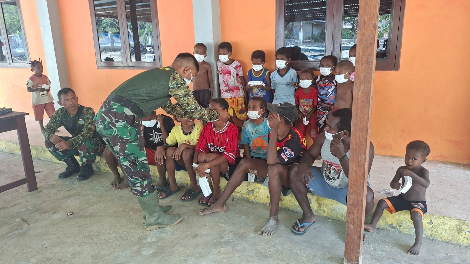 Edukasi Satgas TMMD: Masker Sebagai Pelindung Kesehatan Anak di Yamboi