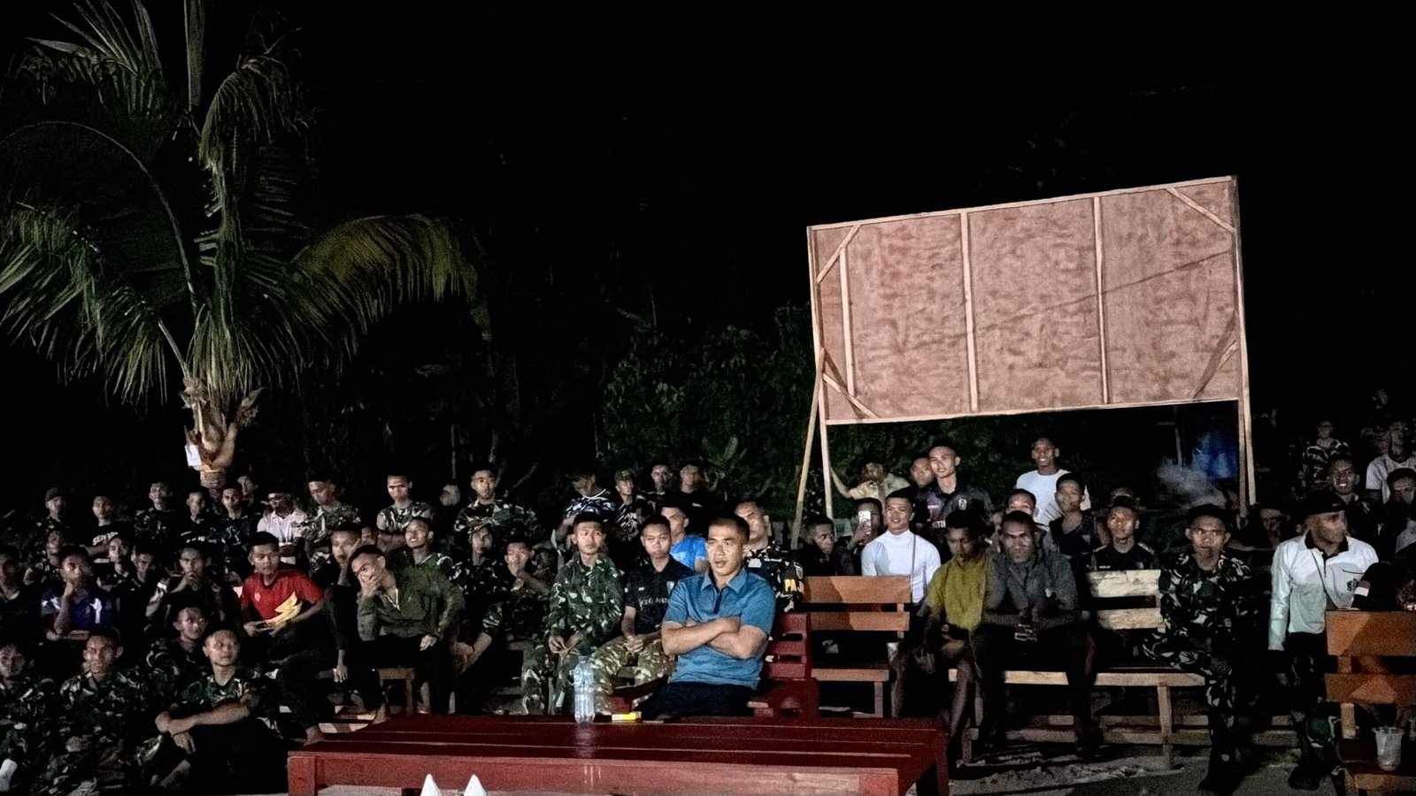 Adegan Ceria Prajurit di Supiori saat Nonton Bareng ASEAN Cup