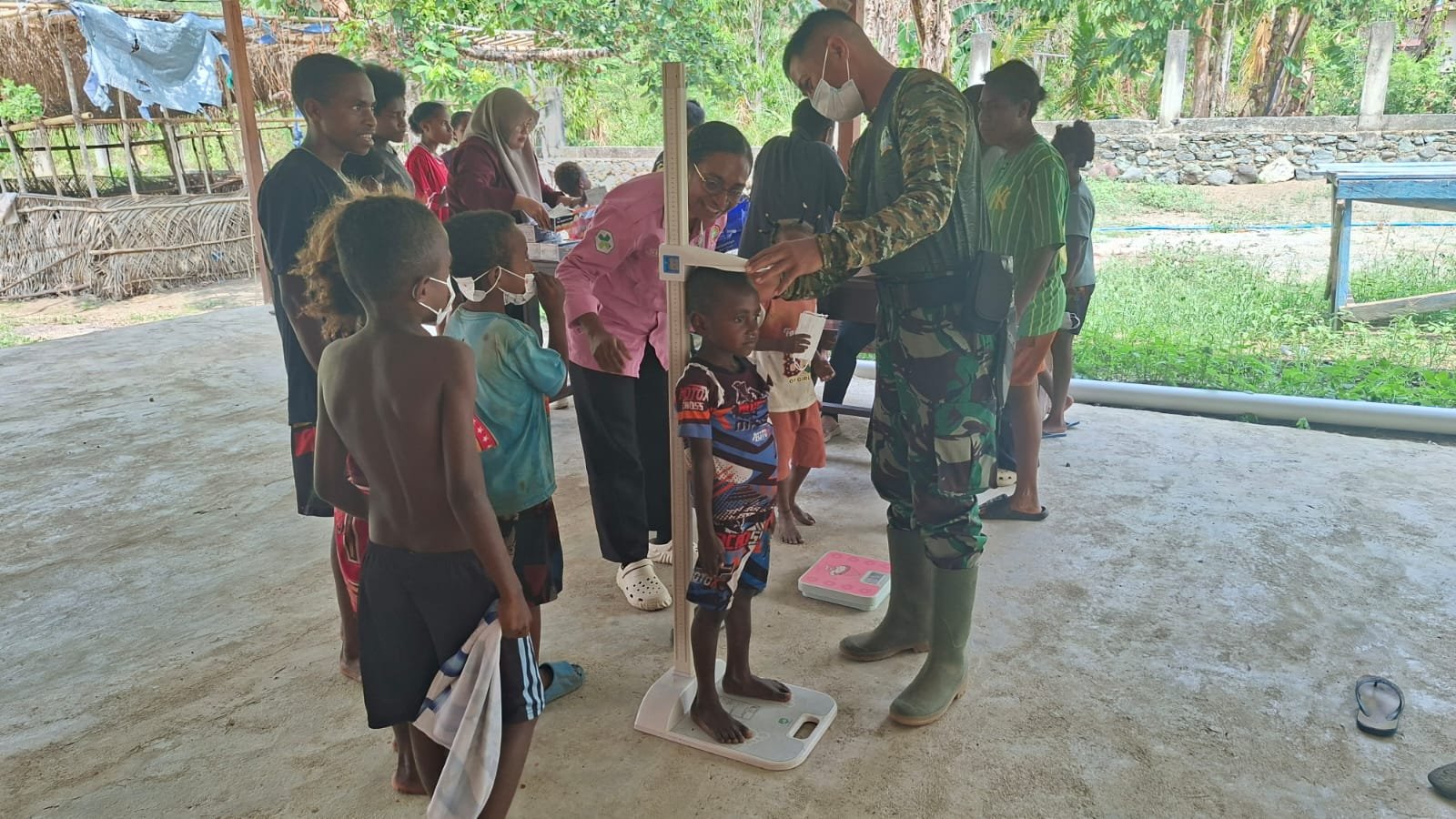 Sinergi Satgas TMMD dan Dinas Kesehatan Jaga Pertumbuhan Anak Yamboi