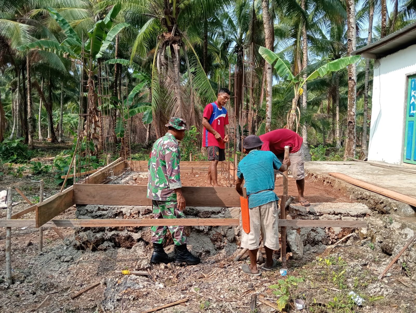 Satgas TMMD Kodim 1512/Weda Memperkuat Fasilitas Ibadah di Kacepi dengan Peduli