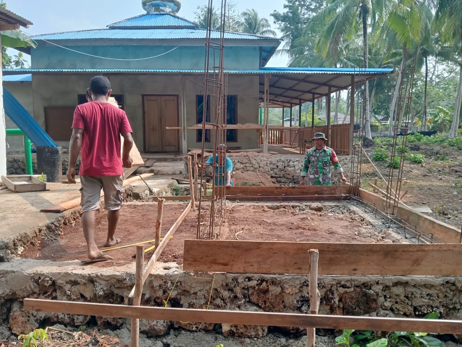 Dedikasi Satgas TMMD dalam Pembangunan Bak Wudhu di Desa Kacepi