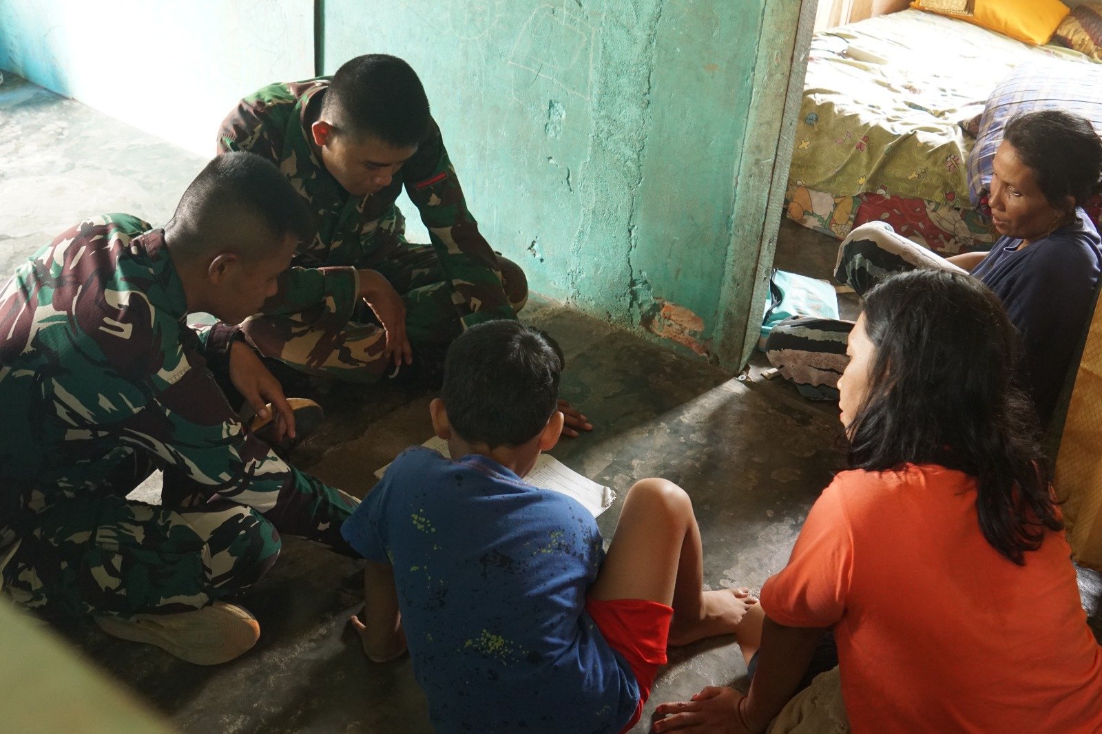 Kehangatan Persaudaraan TNI dan Masyarakat di Kandang Limun Selama TMMD