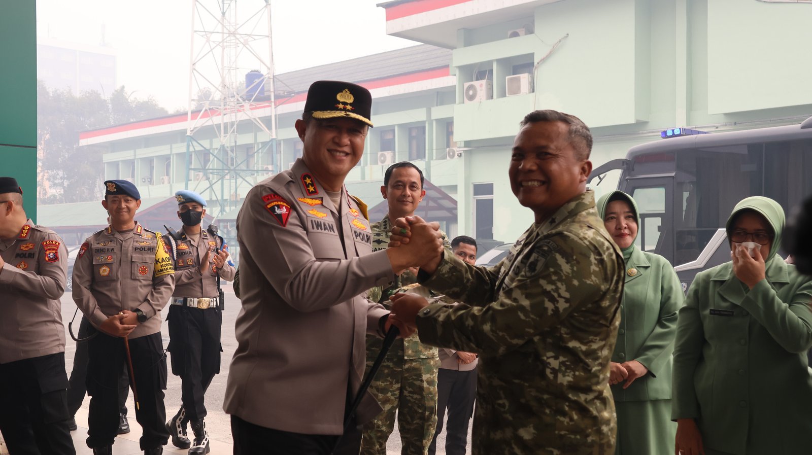 HUT TNI: Dedikasi Prajurit Tak Surut Meski Dihimpit Kabut Asap