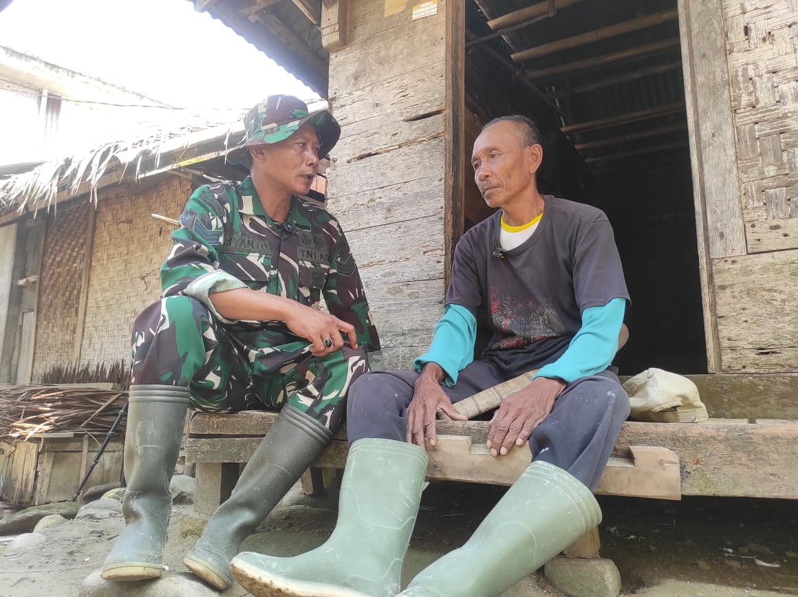 Setelah 30 Tahun Tinggal di Rumah Rusak, Bapak Entang Dapat Harapan dari TMMD