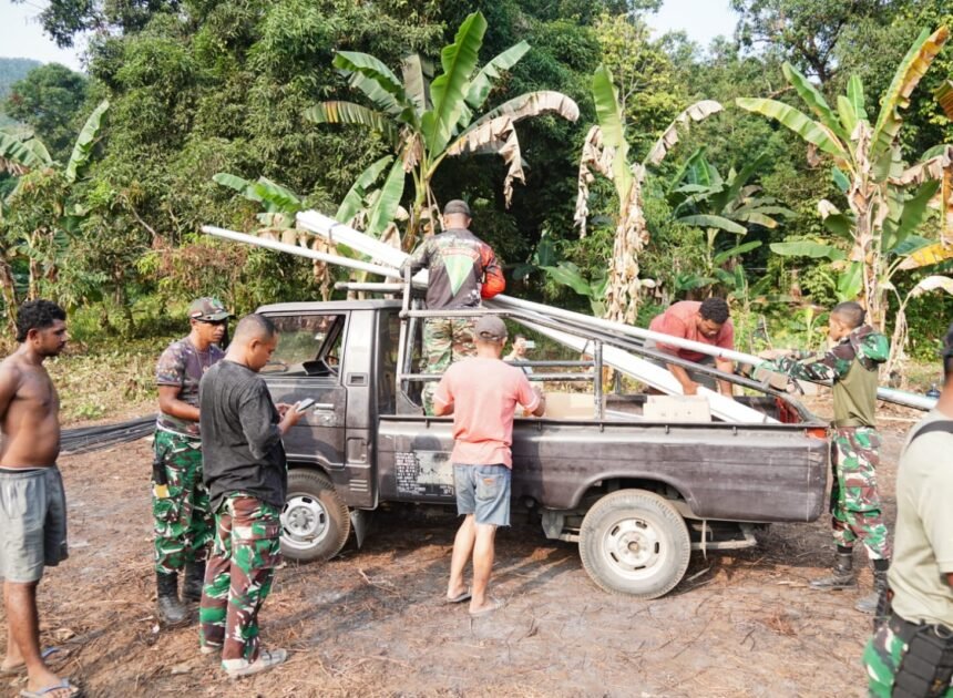Satgas TNI Bangun Infrastruktur Pedesaan dengan Distribusi Material di Urimessing