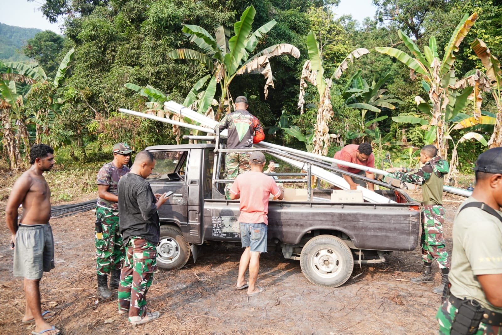 Satgas TNI Bangun Infrastruktur Pedesaan dengan Distribusi Material di Urimessing