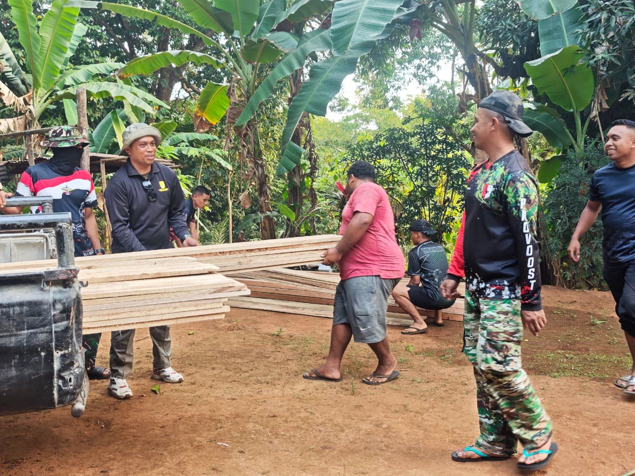 Semangat gotong royong warga dan satgas TMMD atasi medan berbatu di Ambon