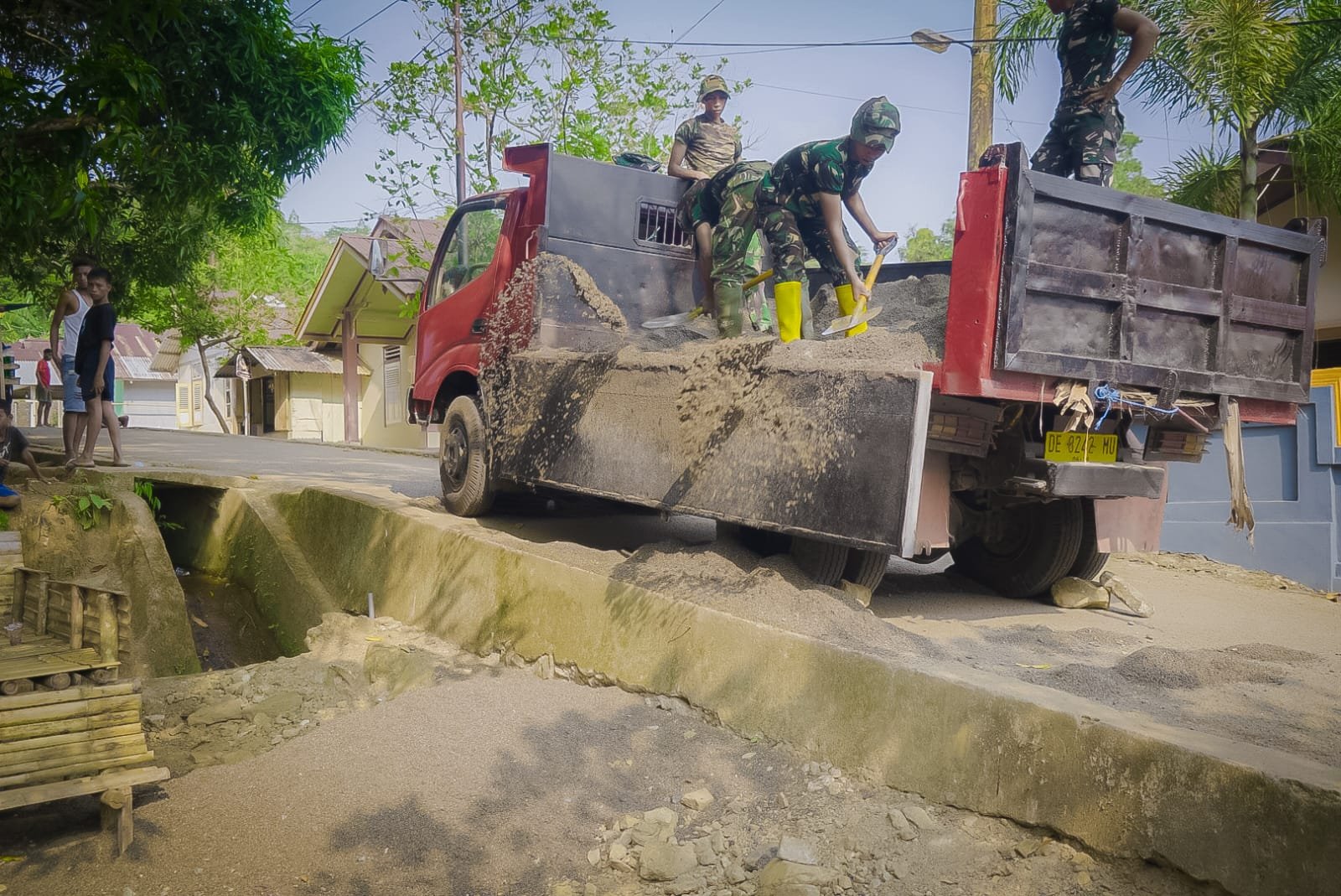 Satgas TMMD ke-130 Kodim 1504/Ambon Dukung Pembangunan dengan Komunitas di Medan Terjal