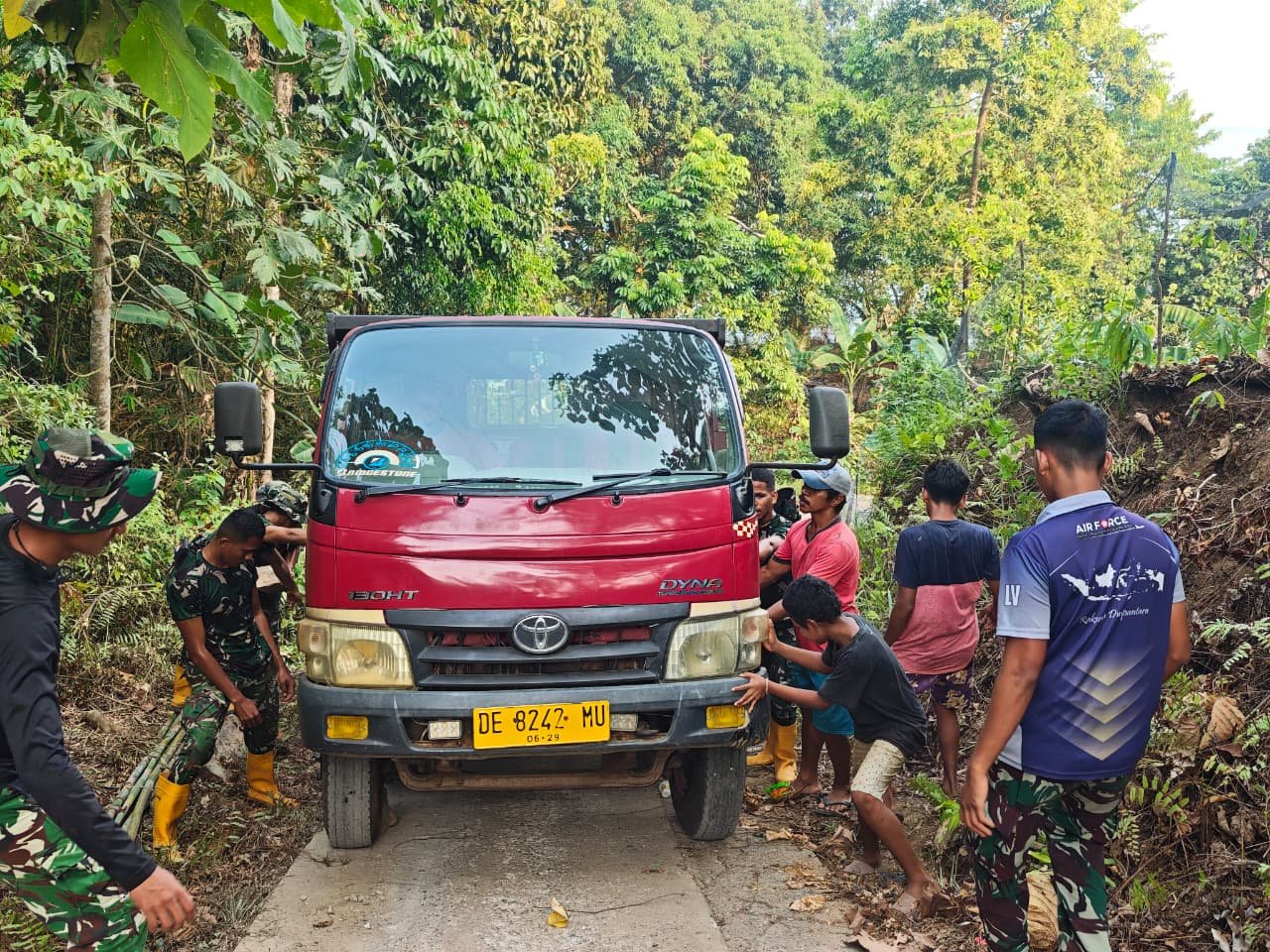 Prajurit dan Warga Bersinergi Atasi Medan Terjal untuk Membangun Ambon