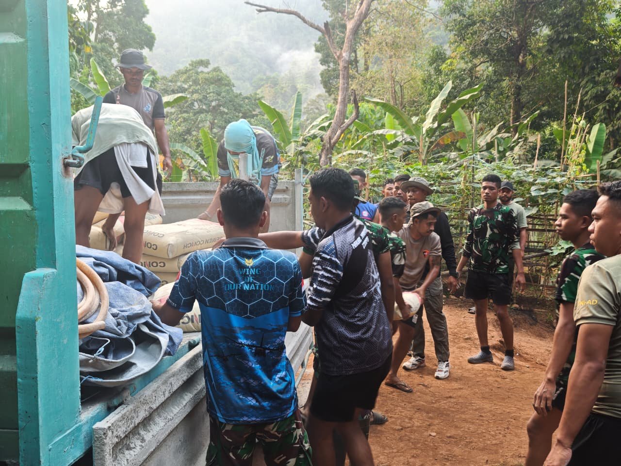 Komunitas Bersatu Mendorong Kelancaran Pengangkutan Bahan Pembangunan TMMD di Ambon