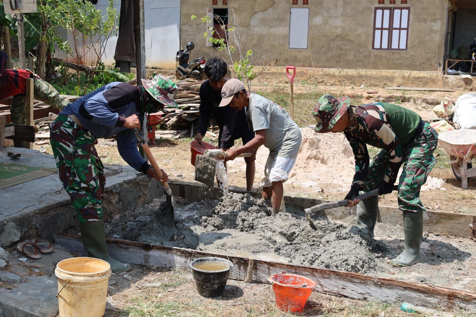 Semangat Bersama Warga dan TNI dalam Proyek Fondasi Rumah Pak Sajimin