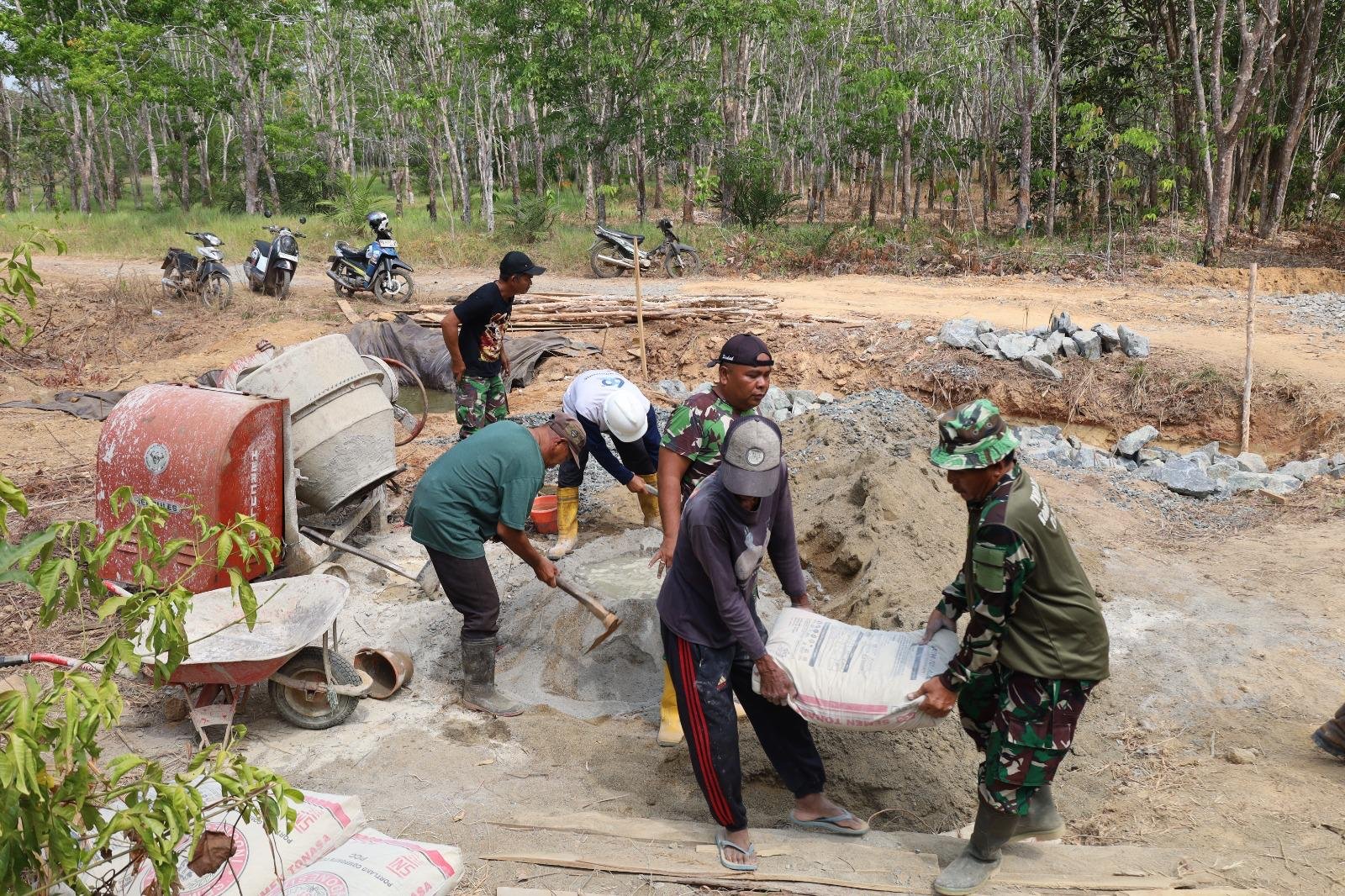 Paduan Tenaga TNI dan Masyarakat Hadirkan Progres Pembangunan Box Culvert