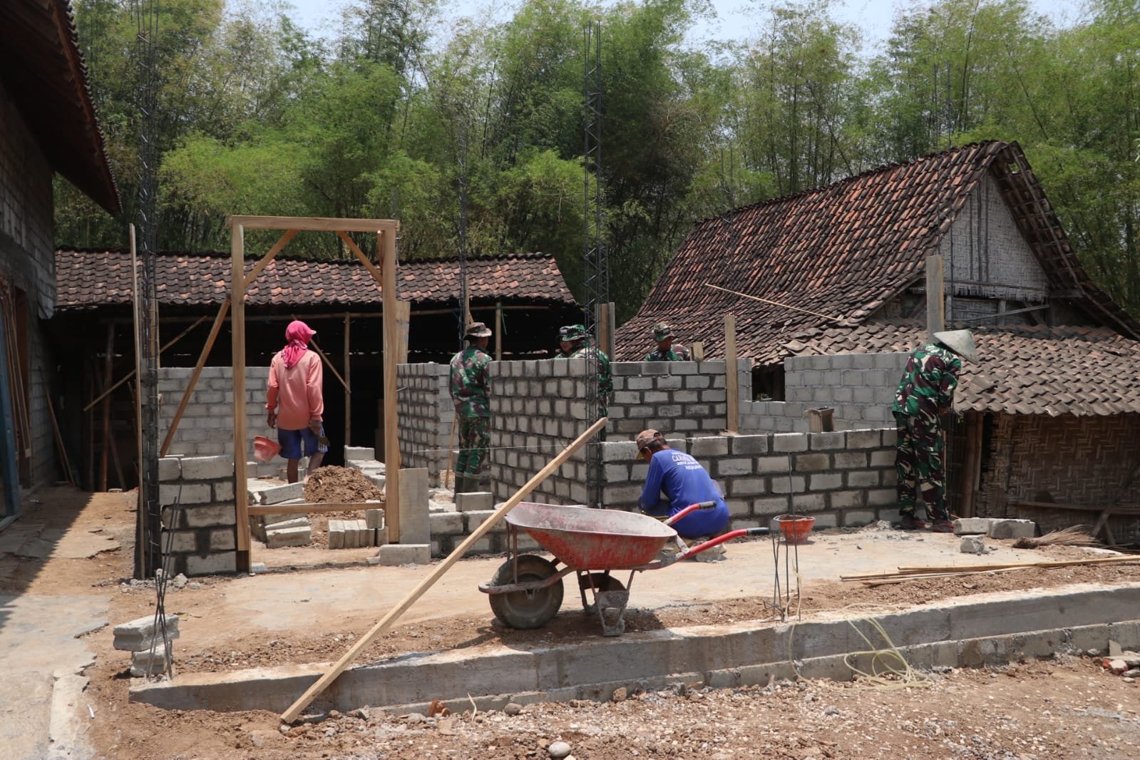 Kerja Bersama Satgas dan Komunitas Percepat Proyek Renovasi Rumah Muji