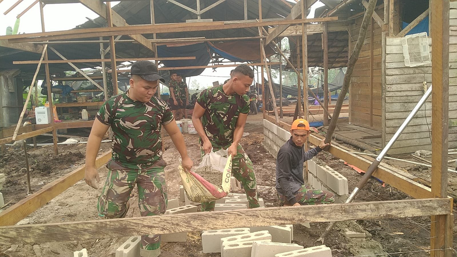 TNI Manunggal Membangun Desa: Perbaikan Rumah Warga di Palangka Raya