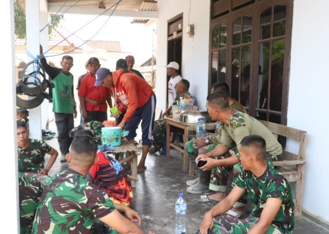 Kedekatan TNI dan Masyarakat Terjalin Saat Makan Bersama di TMMD Tulungagung