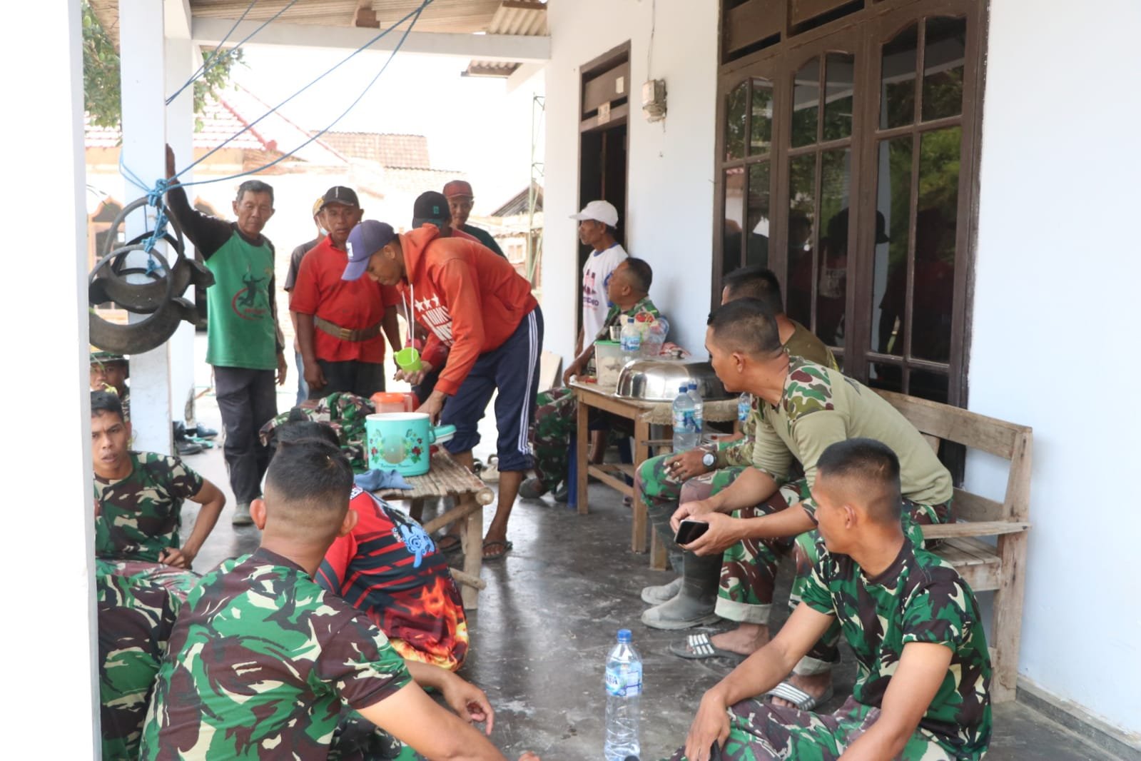 Kedekatan TNI dan Masyarakat Terjalin Saat Makan Bersama di TMMD Tulungagung