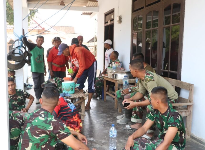 Momen Kebersamaan Satgas TMMD dan Warga: Santap Siang Penuh Kehangatan