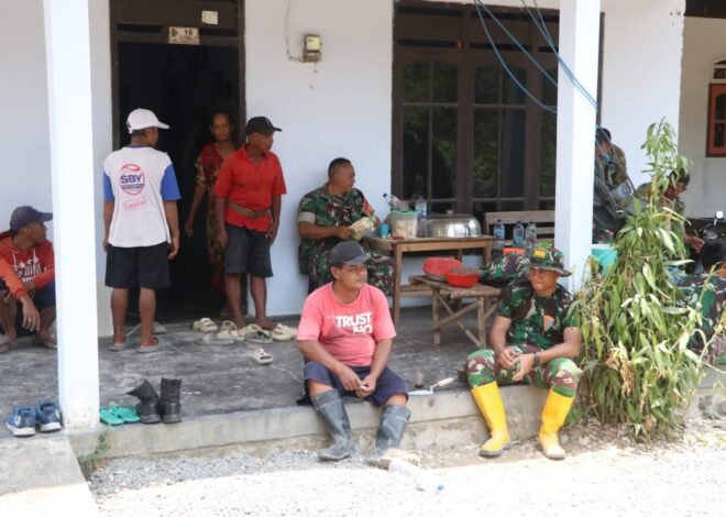 TNI dan Warga Pojok Berinteraksi Santai Saat Istirahat Makan Siang TMMD 130
